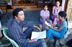 Nữ sinh cấp 3 bị bắt nằm trên bàn để cô giáo đánh